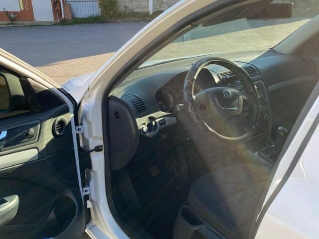 Белый Шкода Октавия, объемом двигателя 1.2 л и пробегом 260 тыс. км за 8500 $, фото 4 на Automoto.ua