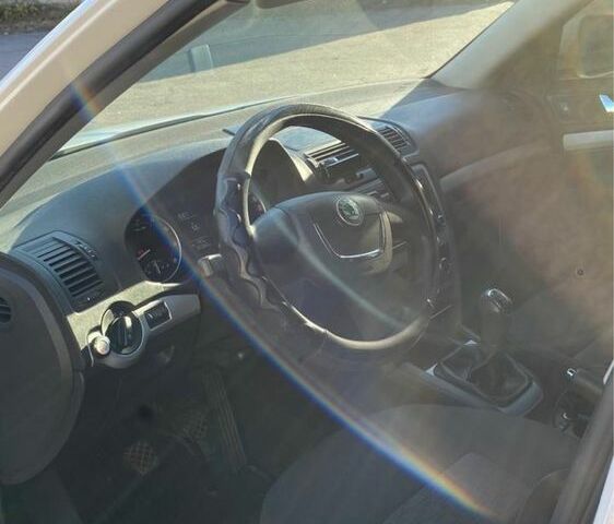 Белый Шкода Октавия, объемом двигателя 1.2 л и пробегом 260 тыс. км за 8500 $, фото 5 на Automoto.ua