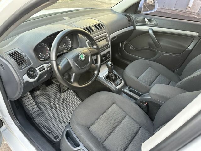 Белый Шкода Октавия, объемом двигателя 1.6 л и пробегом 228 тыс. км за 7700 $, фото 6 на Automoto.ua