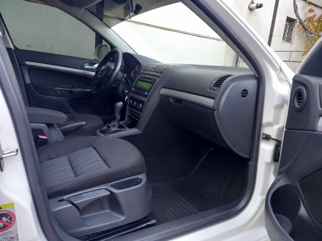 Білий Шкода Октавія, об'ємом двигуна 1.6 л та пробігом 205 тис. км за 7100 $, фото 4 на Automoto.ua