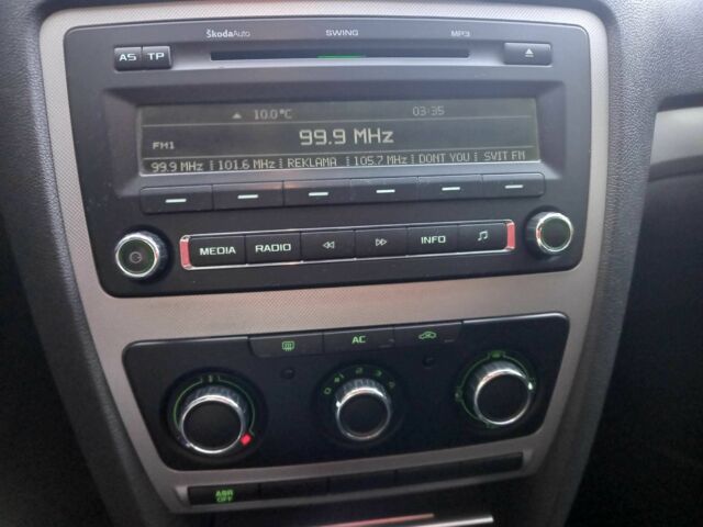 Білий Шкода Октавія, об'ємом двигуна 1.6 л та пробігом 205 тис. км за 7100 $, фото 7 на Automoto.ua