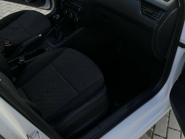 Білий Шкода Октавія, об'ємом двигуна 1.6 л та пробігом 297 тис. км за 9000 $, фото 7 на Automoto.ua