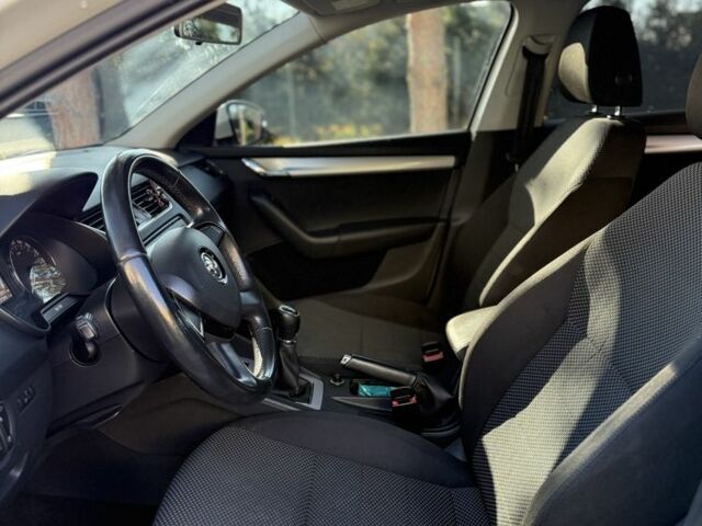 Білий Шкода Октавія, об'ємом двигуна 1.6 л та пробігом 272 тис. км за 8950 $, фото 5 на Automoto.ua