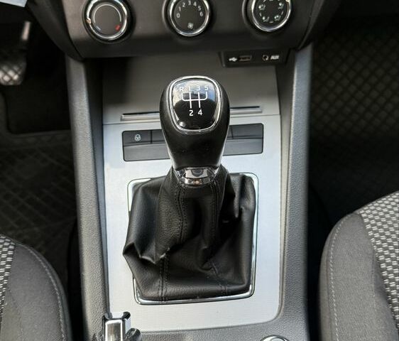 Білий Шкода Октавія, об'ємом двигуна 1.6 л та пробігом 270 тис. км за 9700 $, фото 13 на Automoto.ua