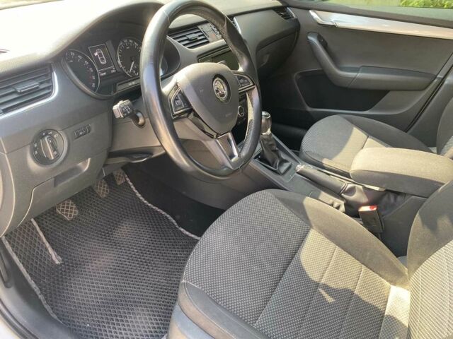 Белый Шкода Октавия, объемом двигателя 1.6 л и пробегом 180 тыс. км за 10790 $, фото 3 на Automoto.ua