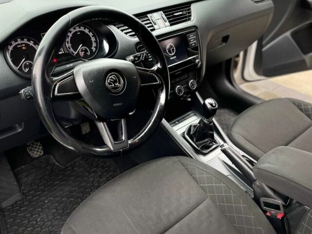 Білий Шкода Октавія, об'ємом двигуна 1.6 л та пробігом 195 тис. км за 11500 $, фото 5 на Automoto.ua