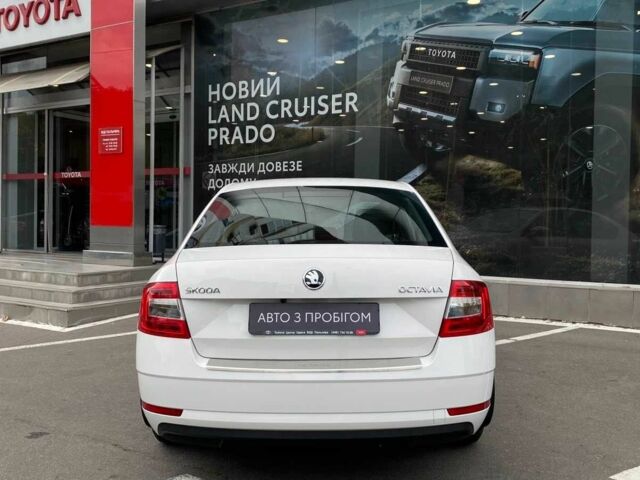 Белый Шкода Октавия, объемом двигателя 1.6 л и пробегом 12 тыс. км за 15422 $, фото 3 на Automoto.ua