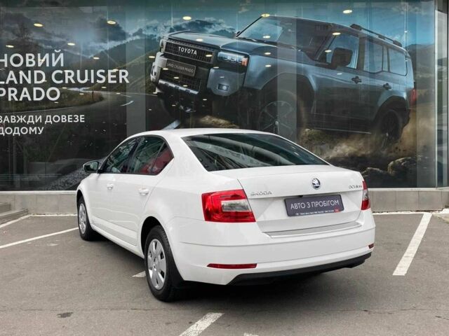 Белый Шкода Октавия, объемом двигателя 1.6 л и пробегом 12 тыс. км за 15422 $, фото 1 на Automoto.ua