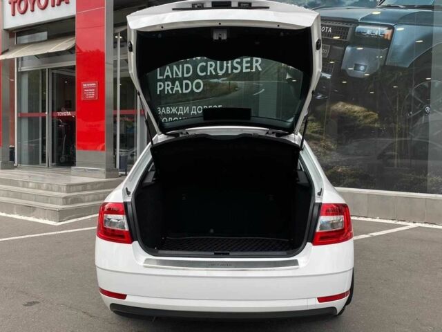 Белый Шкода Октавия, объемом двигателя 1.6 л и пробегом 12 тыс. км за 15422 $, фото 9 на Automoto.ua