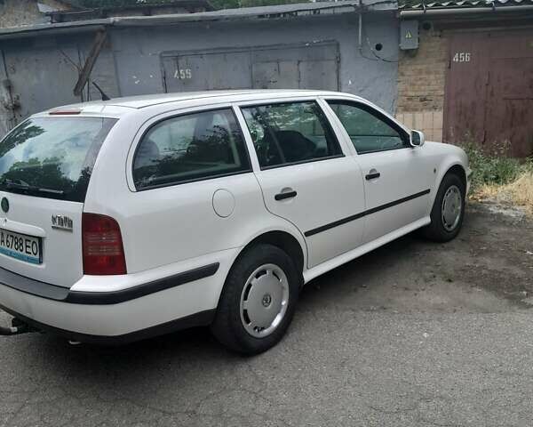 Белый Шкода Октавия, объемом двигателя 1.6 л и пробегом 296 тыс. км за 3650 $, фото 3 на Automoto.ua