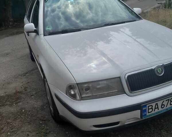 Белый Шкода Октавия, объемом двигателя 1.6 л и пробегом 296 тыс. км за 3650 $, фото 1 на Automoto.ua