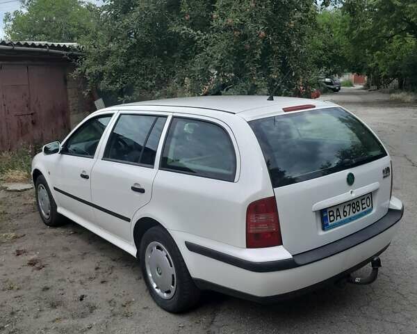 Белый Шкода Октавия, объемом двигателя 1.6 л и пробегом 296 тыс. км за 3650 $, фото 5 на Automoto.ua