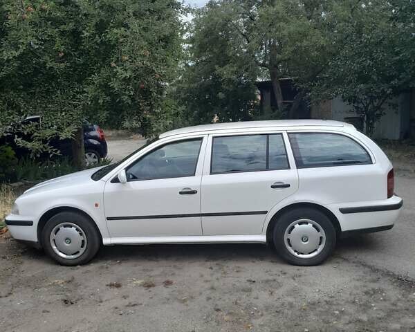 Белый Шкода Октавия, объемом двигателя 1.6 л и пробегом 296 тыс. км за 3650 $, фото 9 на Automoto.ua