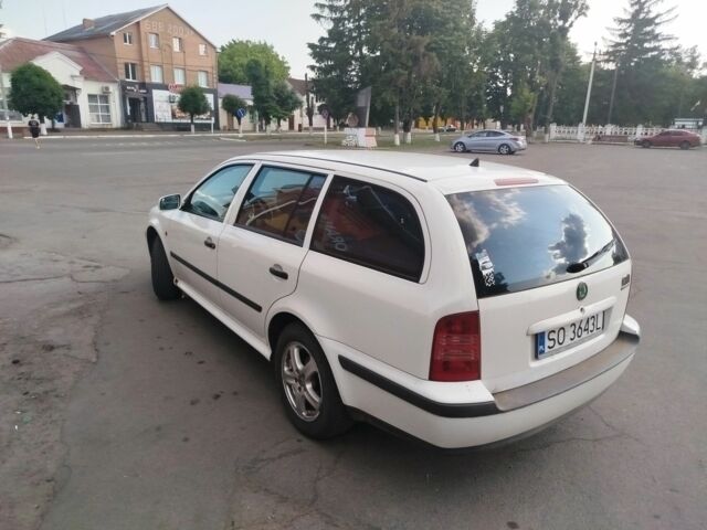 Белый Шкода Октавия, объемом двигателя 1.8 л и пробегом 291 тыс. км за 2200 $, фото 1 на Automoto.ua