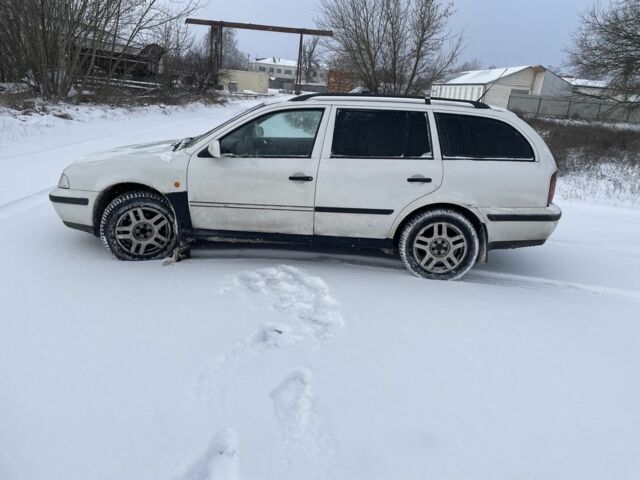 Белый Шкода Октавия, объемом двигателя 1.9 л и пробегом 327 тыс. км за 1600 $, фото 4 на Automoto.ua