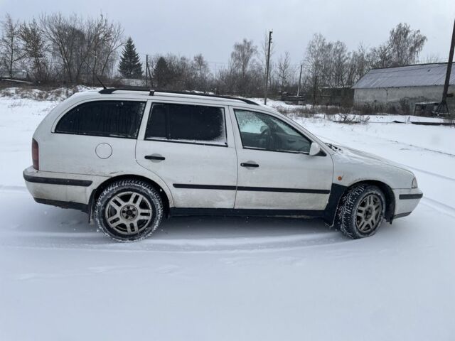 Белый Шкода Октавия, объемом двигателя 1.9 л и пробегом 327 тыс. км за 1600 $, фото 1 на Automoto.ua