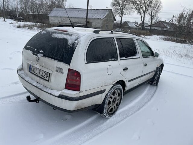 Белый Шкода Октавия, объемом двигателя 1.9 л и пробегом 327 тыс. км за 1600 $, фото 2 на Automoto.ua