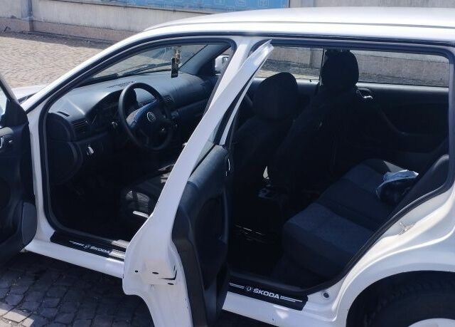 Белый Шкода Октавия, объемом двигателя 1.9 л и пробегом 420 тыс. км за 3500 $, фото 5 на Automoto.ua