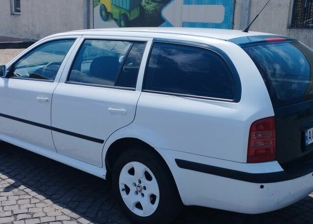 Белый Шкода Октавия, объемом двигателя 1.9 л и пробегом 420 тыс. км за 3500 $, фото 3 на Automoto.ua