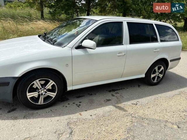Белый Шкода Октавия, объемом двигателя 1.9 л и пробегом 560 тыс. км за 3800 $, фото 2 на Automoto.ua
