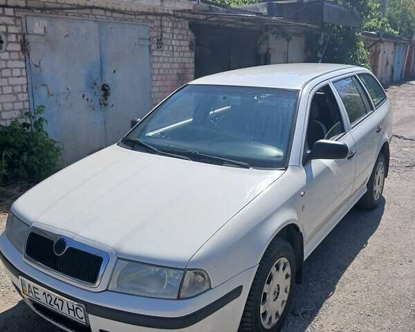 Белый Шкода Октавия, объемом двигателя 1.6 л и пробегом 325 тыс. км за 3500 $, фото 1 на Automoto.ua