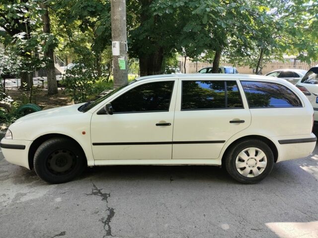 Белый Шкода Октавия, объемом двигателя 1.6 л и пробегом 182 тыс. км за 4000 $, фото 1 на Automoto.ua