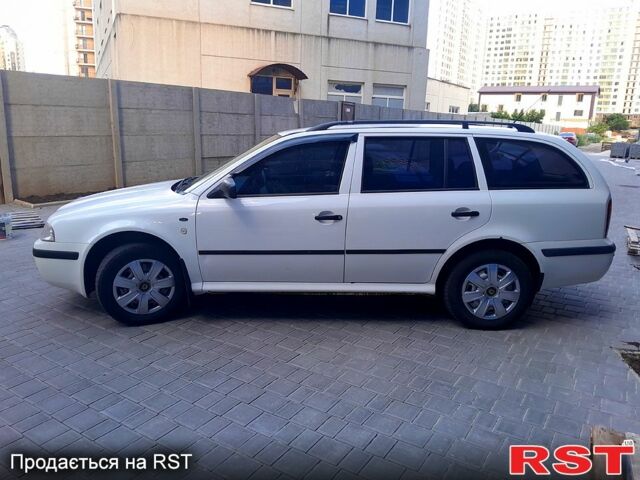 Белый Шкода Октавия, объемом двигателя 1.6 л и пробегом 340 тыс. км за 3750 $, фото 3 на Automoto.ua