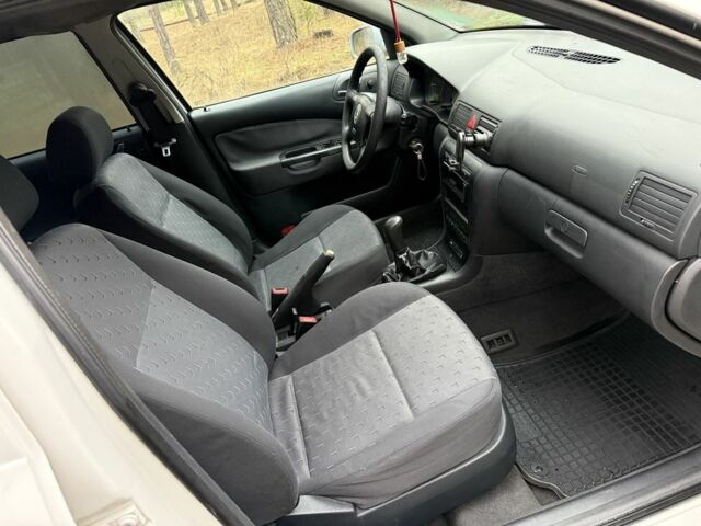 Белый Шкода Октавия, объемом двигателя 0 л и пробегом 300 тыс. км за 1950 $, фото 5 на Automoto.ua