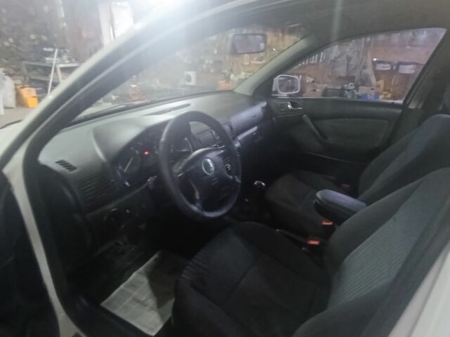 Білий Шкода Октавія, об'ємом двигуна 2 л та пробігом 111 тис. км за 4300 $, фото 5 на Automoto.ua