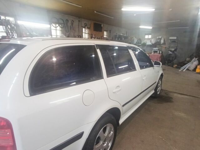 Білий Шкода Октавія, об'ємом двигуна 2 л та пробігом 111 тис. км за 4300 $, фото 3 на Automoto.ua