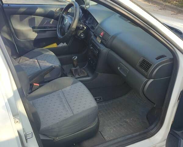 Белый Шкода Октавия, объемом двигателя 1.6 л и пробегом 183 тыс. км за 4900 $, фото 2 на Automoto.ua