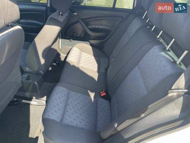 Белый Шкода Октавия, объемом двигателя 1.6 л и пробегом 212 тыс. км за 4750 $, фото 21 на Automoto.ua