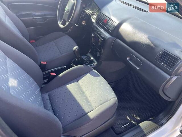 Белый Шкода Октавия, объемом двигателя 1.6 л и пробегом 212 тыс. км за 4750 $, фото 28 на Automoto.ua