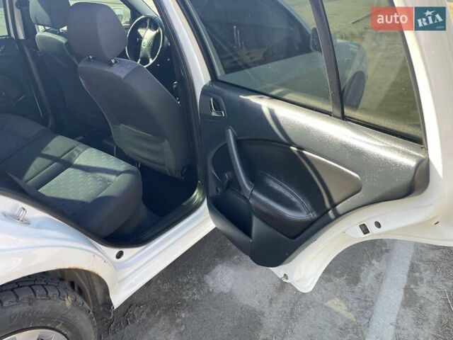 Белый Шкода Октавия, объемом двигателя 1.6 л и пробегом 212 тыс. км за 4750 $, фото 23 на Automoto.ua