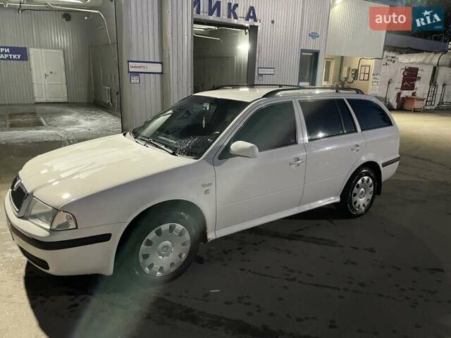 Белый Шкода Октавия, объемом двигателя 1.6 л и пробегом 212 тыс. км за 4750 $, фото 6 на Automoto.ua