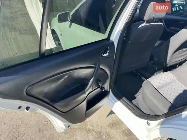Белый Шкода Октавия, объемом двигателя 1.6 л и пробегом 212 тыс. км за 4750 $, фото 20 на Automoto.ua