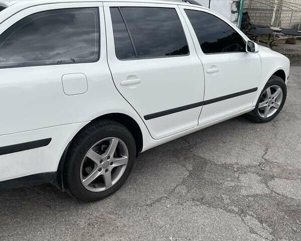 Белый Шкода Октавия, объемом двигателя 1.97 л и пробегом 230 тыс. км за 6200 $, фото 3 на Automoto.ua