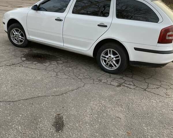 Белый Шкода Октавия, объемом двигателя 1.6 л и пробегом 261 тыс. км за 5950 $, фото 3 на Automoto.ua