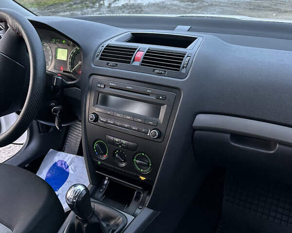 Шкода Октавия 2006 в Радивилове на Automoto.ua Белый Шкода Октавия, объемом двигателя 1.9 л и пробегом 332 тыс. км за 5500 $, фото 5 на Automoto.ua