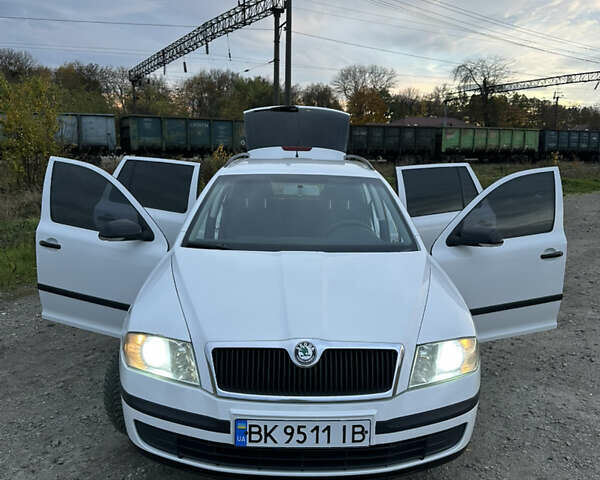 Шкода Октавия 2006 в Радивилове на Automoto.ua Белый Шкода Октавия, объемом двигателя 1.9 л и пробегом 332 тыс. км за 5500 $, фото 2 на Automoto.ua