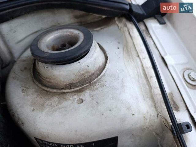 Белый Шкода Октавия, объемом двигателя 1.6 л и пробегом 286 тыс. км за 4350 $, фото 13 на Automoto.ua