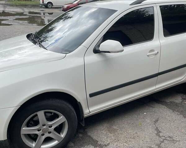 Белый Шкода Октавия, объемом двигателя 1.97 л и пробегом 230 тыс. км за 6200 $, фото 1 на Automoto.ua