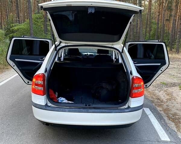 Белый Шкода Октавия, объемом двигателя 1.6 л и пробегом 248 тыс. км за 6300 $, фото 3 на Automoto.ua