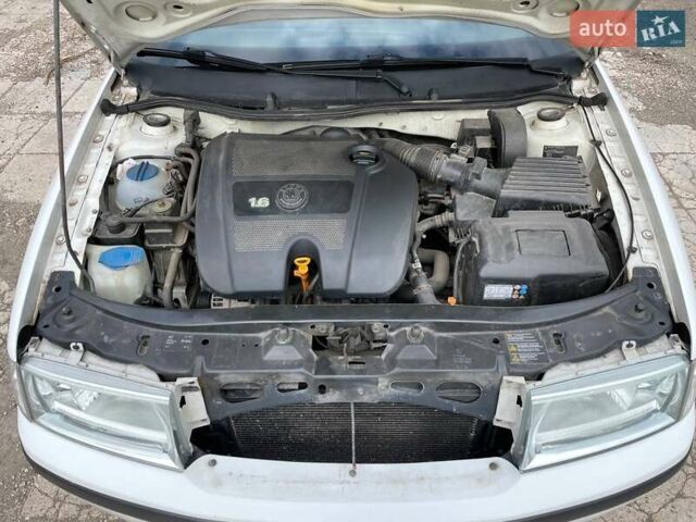 Белый Шкода Октавия, объемом двигателя 1.6 л и пробегом 250 тыс. км за 5700 $, фото 2 на Automoto.ua