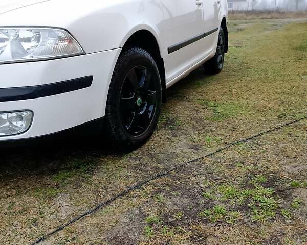 Белый Шкода Октавия, объемом двигателя 2 л и пробегом 250 тыс. км за 4450 $, фото 3 на Automoto.ua