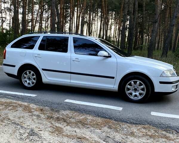 Белый Шкода Октавия, объемом двигателя 1.6 л и пробегом 248 тыс. км за 6300 $, фото 1 на Automoto.ua