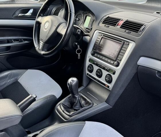 Белый Шкода Октавия, объемом двигателя 2 л и пробегом 280 тыс. км за 9300 $, фото 17 на Automoto.ua