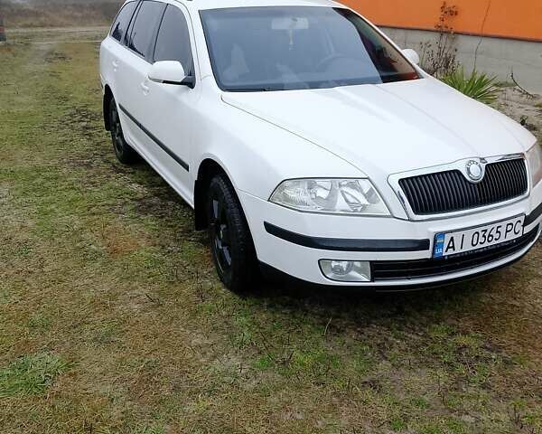 Белый Шкода Октавия, объемом двигателя 2 л и пробегом 250 тыс. км за 4450 $, фото 2 на Automoto.ua