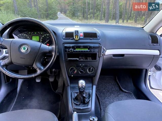 Белый Шкода Октавия, объемом двигателя 1.6 л и пробегом 248 тыс. км за 6300 $, фото 7 на Automoto.ua