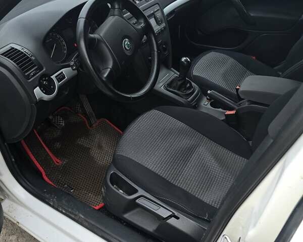 Білий Шкода Октавія, об'ємом двигуна 1.6 л та пробігом 236 тис. км за 5500 $, фото 8 на Automoto.ua